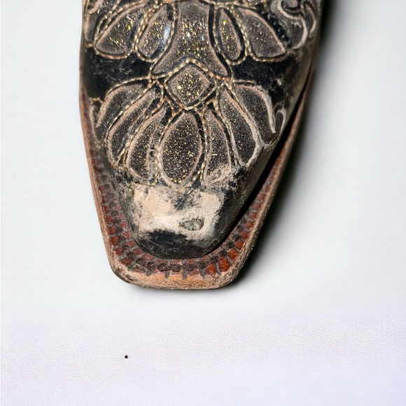 Corral brand Distressed leather embroidered cowboy boot - Picture 2 of 7